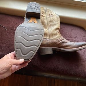 Slightly used Ariat men’s boots